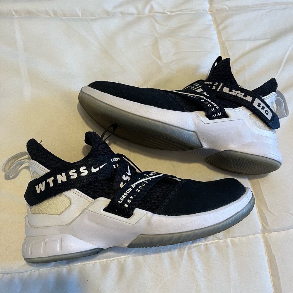 Nike Lebron Soldier 12 Witness sneakers Boys Sz. 4Y